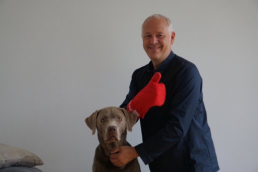 KÜCHE 3000 Straelen | Portrait Inhaber mit Hund